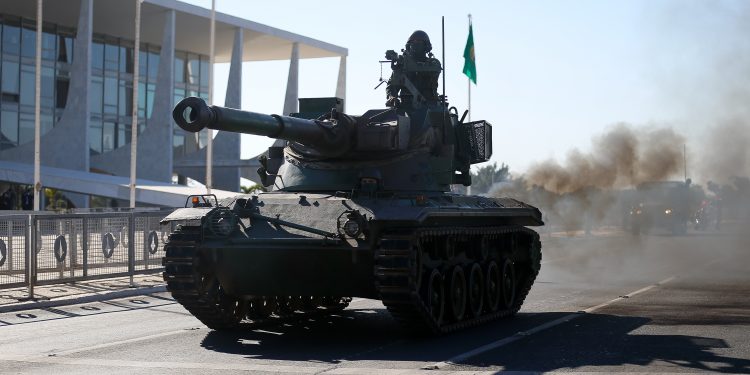 Único modelo de tanque em desfile de Bolsonaro chama atenção com fumaça preta