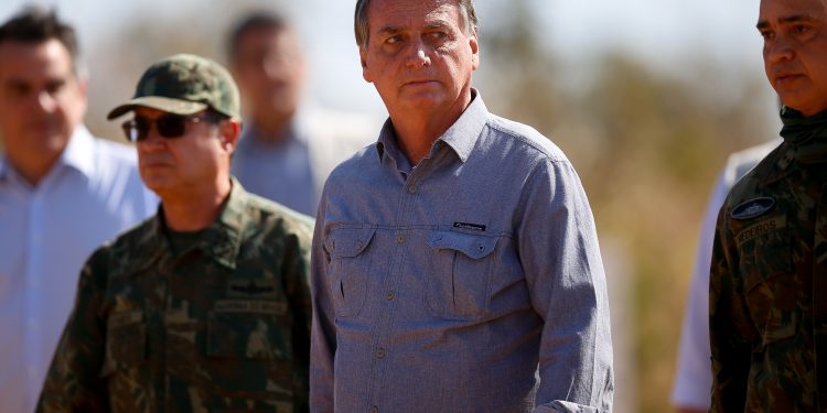 Bolsonaro pede para Exército matricular filha em colégio militar sem passar por processo seletivo