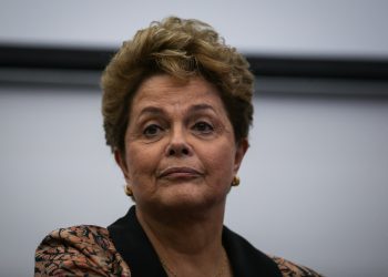 Bolsonaro flerta com ‘golpe dentro do golpe’, diz Dilma 5 anos após impeachment