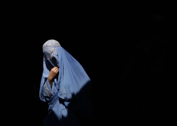 Talibã adota tom moderado e promete paz e direitos às mulheres