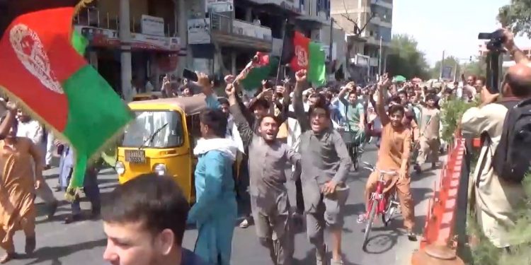 Várias pessoas são mortas no Afeganistão em protestos contra Talibã