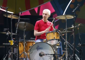 Charlie Watts, baterista dos Rolling Stones, morre aos 80 anos