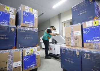 Quase 291 mil doses chegam ao Ceará para continuar imunização contra Covid-19