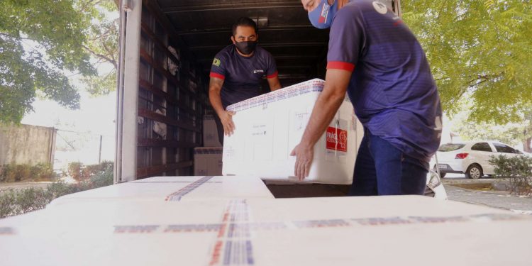 Ceará recebe mais 194 mil doses de vacinas para imunização da população contra Covid-19