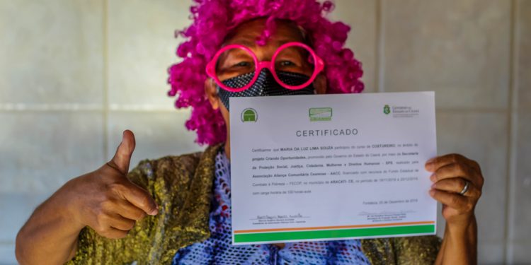 Aracati entrega certificado do curso de Costureiro (a) do Programa Criando Oportunidades do Governo do Estado