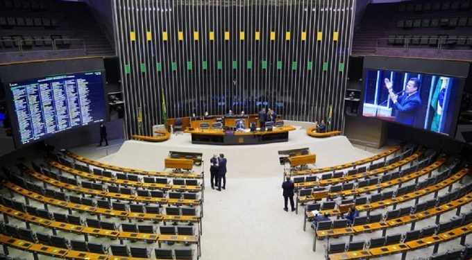 Oposição pressiona Lira a votar PEC do voto impresso nesta terça para dar resposta a desfile militar