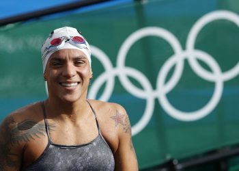 Ana Marcela, da maratona aquática, luta por medalha nesta terça