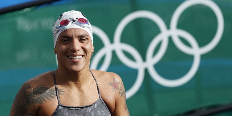 Ana Marcela, da maratona aquática, luta por medalha nesta terça