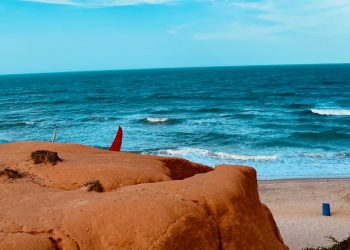 Canoa Quebrada, Majorlândia e Quixaba são praias adequadas para banho, segundo balneabilidade da Semace