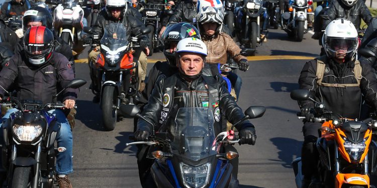 Bolsonaro repete discurso pró-voto impresso em nova motociata em SC