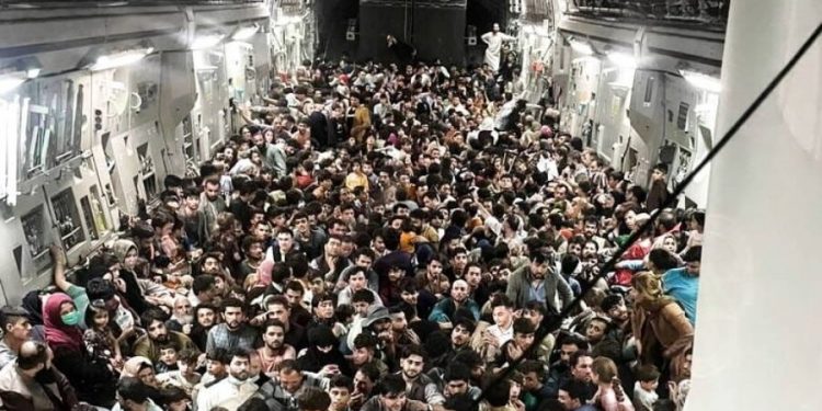 Avião militar para 100 passageiros decolou do Afeganistão com mais de 600 a bordo
