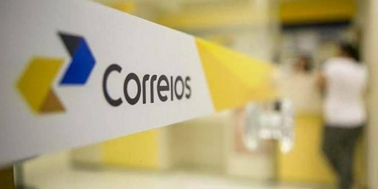 Contra privatização, trabalhadores dos Correios falam em greve