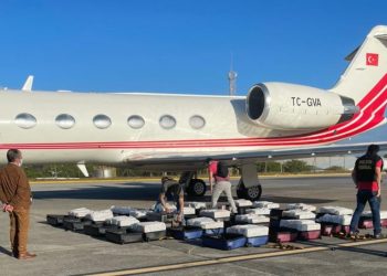 Ceará: PF apreende 1,3 mil kg de cocaína em jato executivo no Aeroporto de Fortaleza