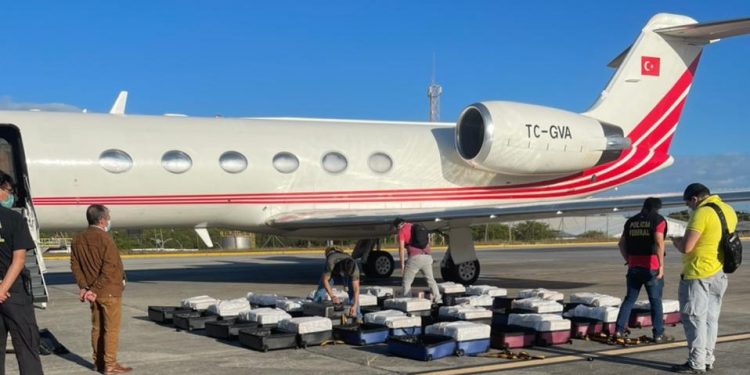 Ceará: PF apreende 1,3 mil kg de cocaína em jato executivo no Aeroporto de Fortaleza