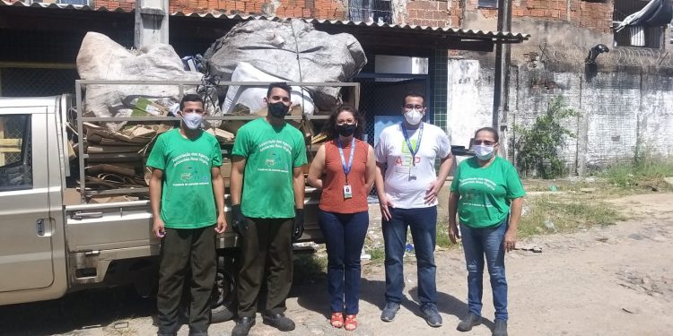 Cagece doa uma tonelada de material reciclável para associação de catadores