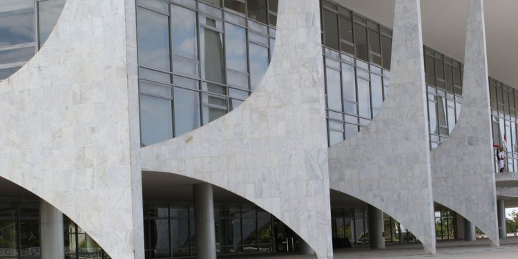 Governo detalha o novo Auxílio Brasil e a MP dos precatórios