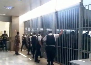 Bolsonaristas tentam invadir Ministério da Saúde após ameaçar equipe de TV