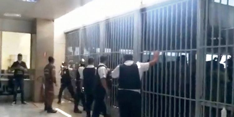 Bolsonaristas tentam invadir Ministério da Saúde após ameaçar equipe de TV