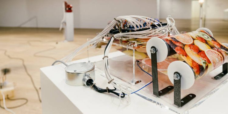 Tom Jobim inspira artista japonesa a criar engenhoca elétrica com água e som