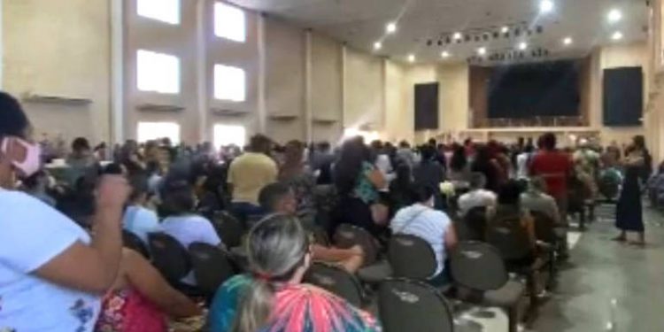 Fila de vacinação em meio a culto evangélico provoca polêmica no Pará