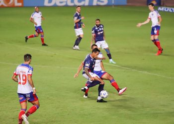Rodallega marca quatro vezes, e Bahia vence o Fortaleza no Pituaçu