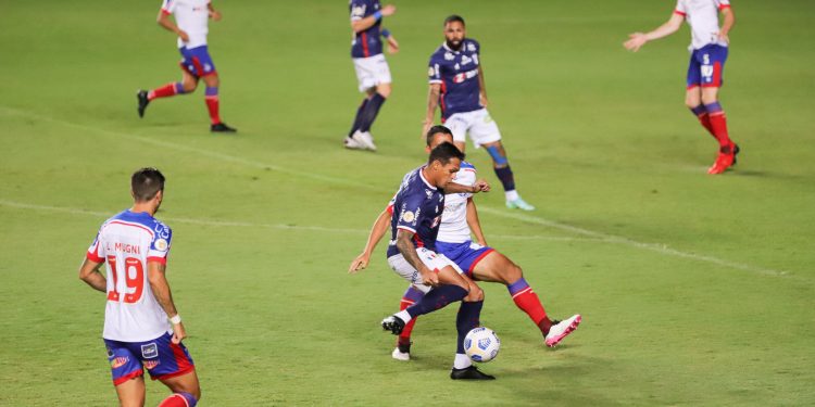 Rodallega marca quatro vezes, e Bahia vence o Fortaleza no Pituaçu