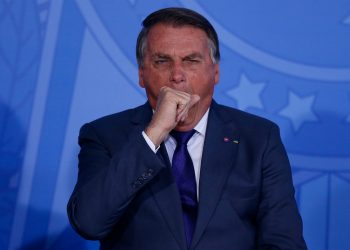 Bolsonaro assina MP para limitar remoção de conteúdos das redes sociais na véspera de atos de raiz golpista