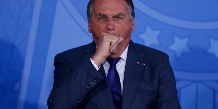 Bolsonaro assina MP para limitar remoção de conteúdos das redes sociais na véspera de atos de raiz golpista