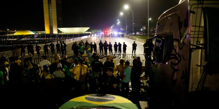 Bolsonaristas invadem Esplanada com gritos contra STF em véspera de ato com raiz golpista