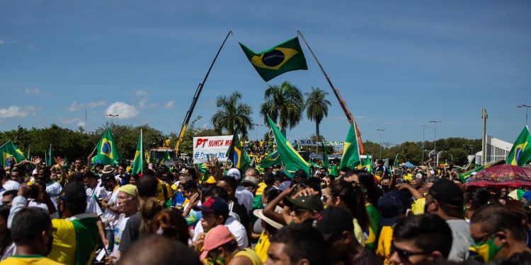Protestos são marcados por desrespeito a protocolos sanitários contra a Covid