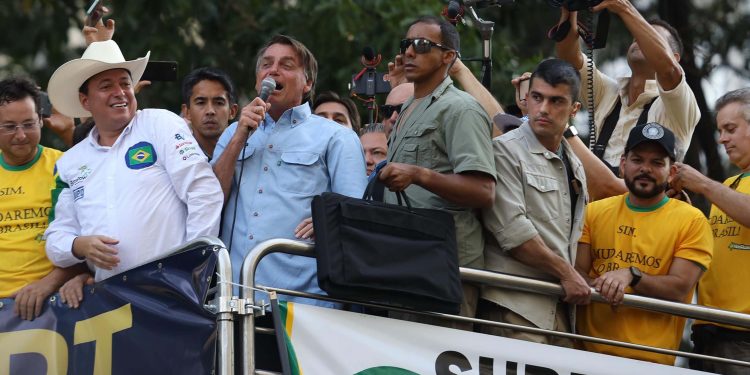 Bolsonaro ameaça o STF de golpe, exorta desobediência à Justiça e diz que só sai morto