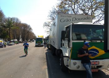 Bolsonaro diz que bloqueios atrapalham economia e pede que caminhoneiros liberem vias