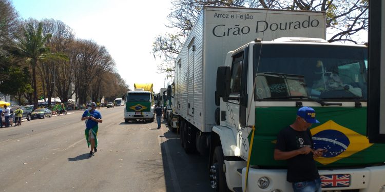 Bolsonaro diz que bloqueios atrapalham economia e pede que caminhoneiros liberem vias