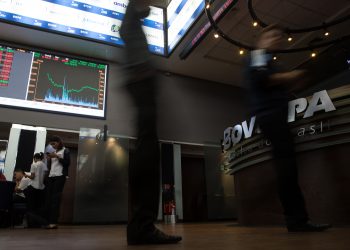 Incerteza econômica no Brasil e Covid na China fazem Bolsa recuar