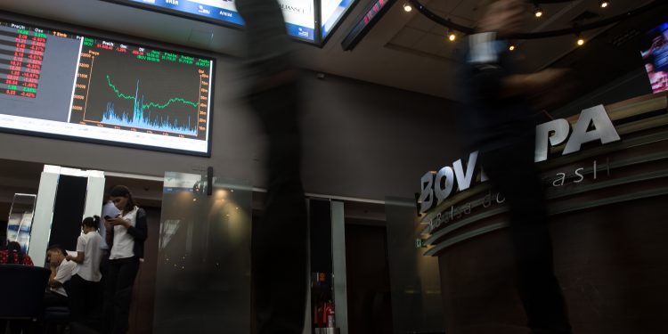 Incerteza econômica no Brasil e Covid na China fazem Bolsa recuar