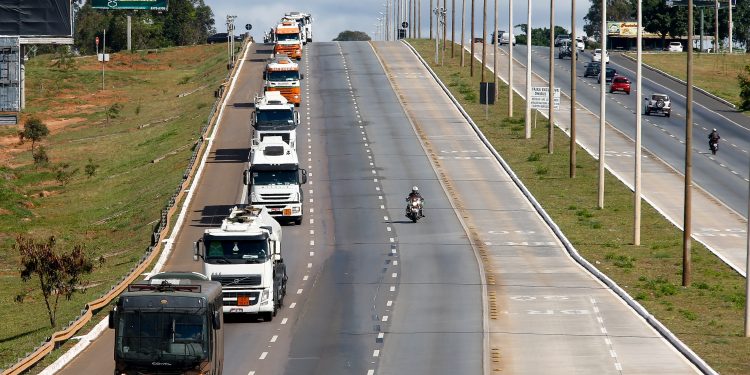 Bloqueio de caminhoneiros nas estradas pode levar a descarte de leite, diz indústria