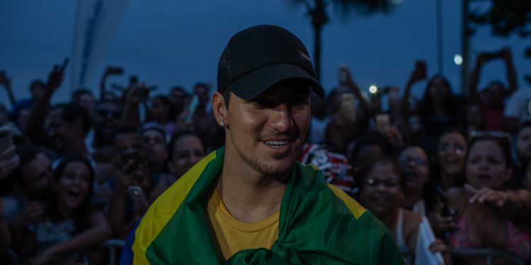 Medina é tricampeão mundial de surfe após ano de polêmicas e decepções