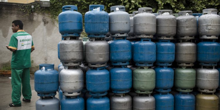 Botijão pode passar de R$ 100 com disparada do preço internacional do gás
