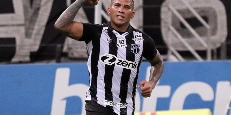 Com gol de pênalti, Ceará vence a Chapecoense e quebra sequência negativa