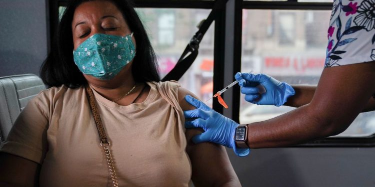 Brasil tem queda nos casos de SRAG na tendência de longo prazo