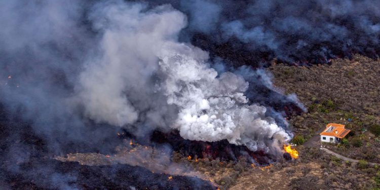 Vulcão de La Palma volta a rugir enquanto lava se aproxima do mar