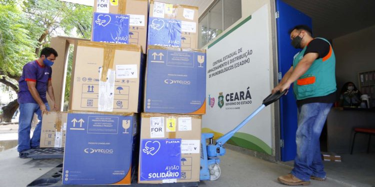 Ceará recebe 231 mil doses para imunizar a população contra a Covid-19