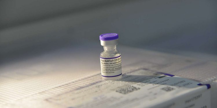 Lote com 47 mil doses de vacina contra a Covid-19 chega ao Ceará