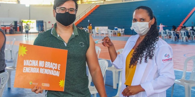 Aracati abre vacinação contra Covid-19 para público entre 14 e 17 anos