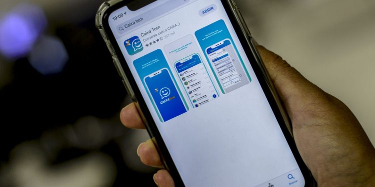 Caixa oferece crédito de R$ 300 a R$ 1 mil pelo celular