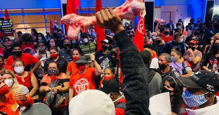 MTST e frente Povo Sem Medo invadem prédio da Bolsa de Valores de SP em protesto contra a fome