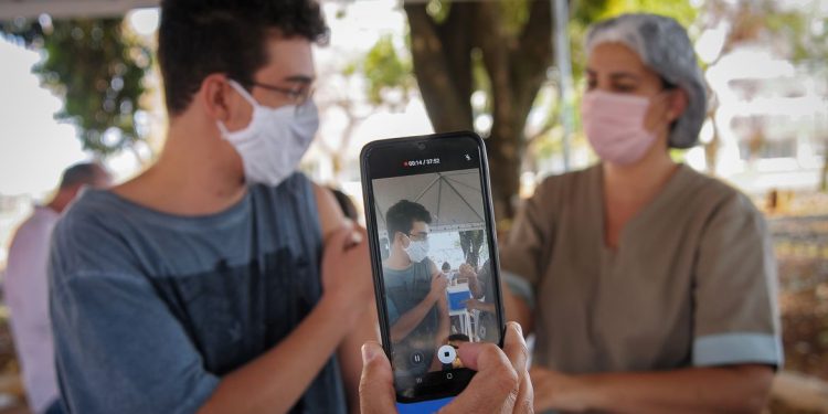 Anvisa não recomenda mudar orientação sobre vacinação de adolescentes e contraria Governo Federal