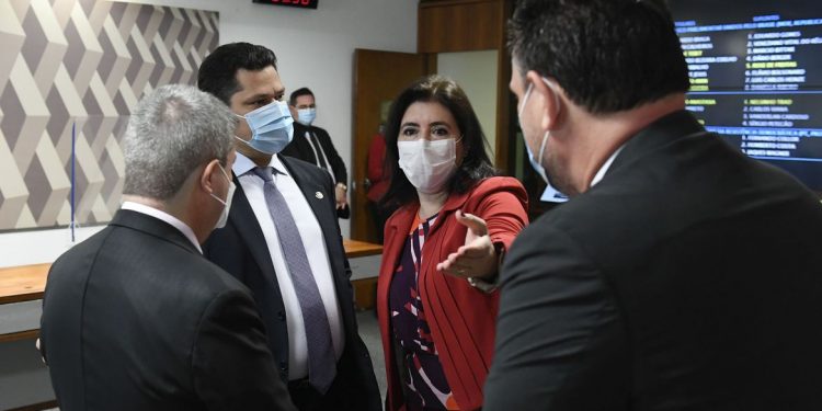 Sem coligações, CCJ do Senado aprova PEC da reforma eleitoral