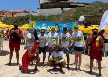 Corpo de Bombeiros realiza prevenção aquática em campeonato de kitesurf em Canoa Quebrada