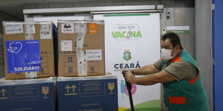 Ceará recebe mais 262 mil doses da Pfizer para vacinação da população contra a Covid-19